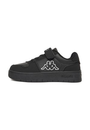 Sort lavtop sneakers med velcrolukning, snørelukning foran og hvidt logo med to siddende figurer på siden.