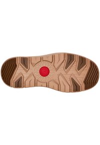 Suela de zapato con una base de goma beige, que presenta un patrón de tread en forma de zigzag, dos secciones texturizadas en marrón oscuro y un logo circular rojo en el centro.