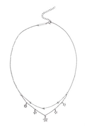 Strieborný náhrdelník s viacerými príveskami v tvare hviezdy rôznych veľkostí a ozdobnými korálkami na tenkom reťazci.