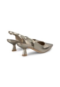 Zapatos slingback metálicos dorados con punta afilada, tacón cónico bajo, correa con hebilla y textura suave. Acentuados con un diseño recortado.