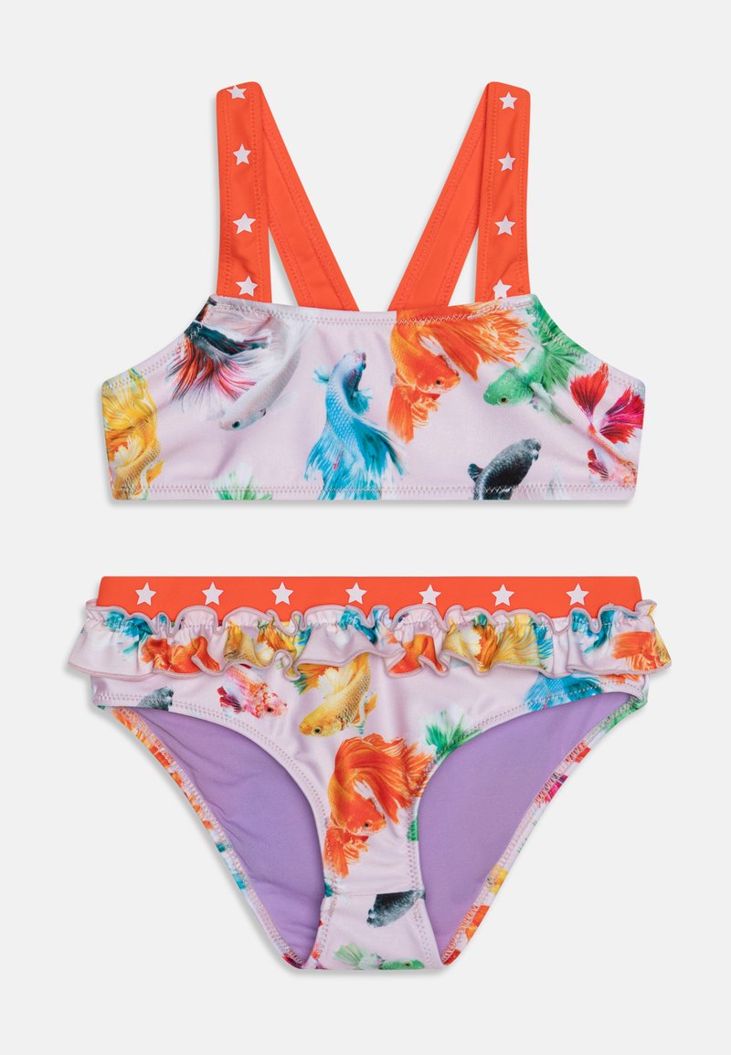 Maillot de bain deux pièces avec un imprimé de poissons colorés sur un fond rose clair, des bretelles accentuées de étoiles orange et un bas avec volants.