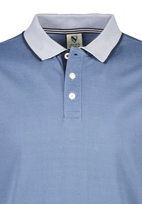 Ljusblå pikétröja med strukturerad tyg, som har en kontrasterande krage i vitt och marinblått randigt mönster samt en plagg med tre knappar.