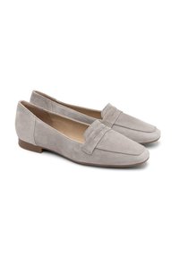 Mocassini in suede grigio con tacco piatto, caratterizzati da un dettaglio cucito nella parte anteriore e una fodera interna liscia. Design classico slip-on.