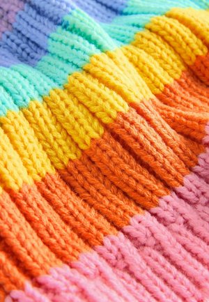 Strikstof med et bølgemønster i livlige farver: lys blå, grøn, gul, orange og pink. Tekstureret garn skaber et ribbet udseende.