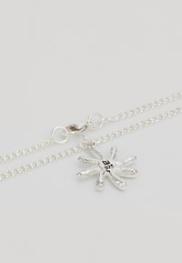 Colar de corrente de prata com fecho tipo lagosta e um pendente em forma de sol abstrato com a marca de prata esterlina "925".