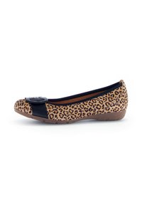 Płaskie buty w panterkę wykonane z materiału, z czarną lakierowan�ą wstążką i dekoracyjną kokardą. Okrągły nosek i niska gumowa podeszwa.