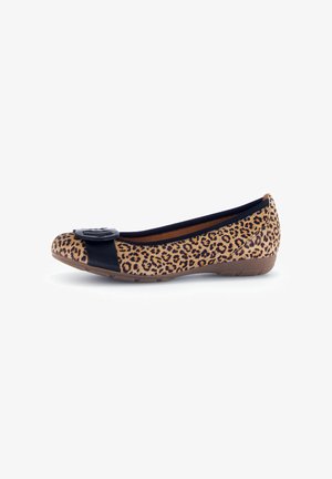 Płaskie buty w panterkę wykonane z materiału, z czarną lakierowaną wstążką i dekoracyjną kokardą. Okrągły nosek i niska gumowa podeszwa.