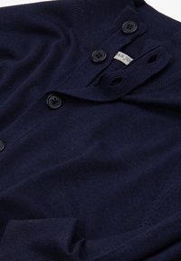 Cardigan blu navy realizzato in tessuto a maglia, con colletto a scialle, tre bottoni e una sottile trama. Etichetta visibile all'interno.