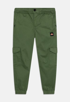 Legergroene cargobroek met elastische tailleband en boorden, zijflappzakken, schuine voorzakken en een klein logoplaatje op de rechterdij.