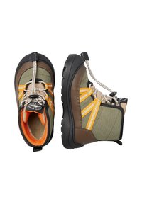 Bottes imperméables vertes et marron avec tissu texturé, doublure orange, semelles en caoutchouc et lacets élastiques. Dotées d'accents réfléchissants.