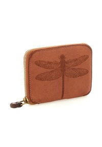 Portafoglio in pelle marrone con un dettagliato design di libellula impresso sul davanti e una zip dorata lungo il bordo.