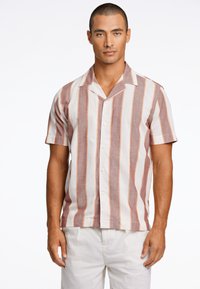 Camisa de botón de manga corta con rayas verticales en rojo, naranja y blanco. La tela tiene un acabado texturizado y un cuello tipo camp.