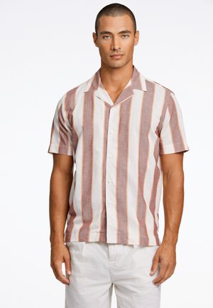 Camisa de botón de manga corta con rayas verticales en rojo, naranja y blanco. La tela tiene un acabado texturizado y un cuello tipo camp.