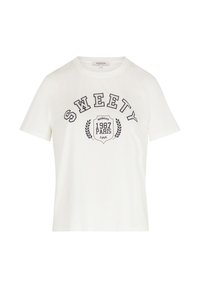 T-shirt en coton blanc avec des manches courtes, un col rond et un texte imprimé "SWEETY" avec des détails décoratifs de bouclier et de laurier.