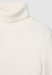 Maglione a collo alto color crema con una texture a costine e una vestibilità aderente. Il tessuto appare morbido e caldo, con un colletto alto.