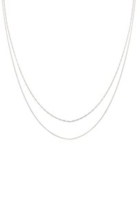 Collana multi-strato in argento con tre filamenti: uno delicato, uno attorcigliato e uno con un motivo a catena, che mette in risalto una finitura elegante.