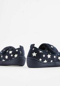 Next MUTED  - Čības - navy blue stars