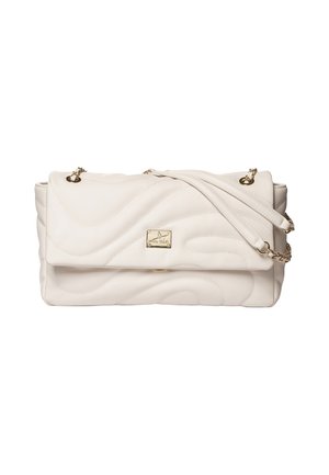Borsa a mano trapuntata in pelle bianca con tracolla a catena dorata e placca logo dorata sulla patta frontale.