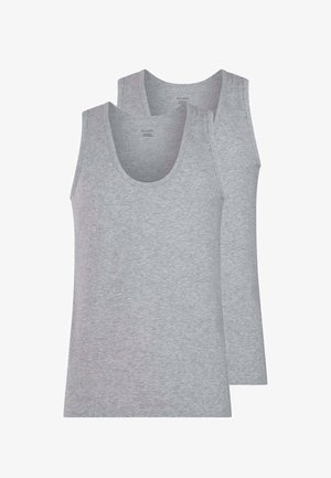 Due canottiere semplici di colore grigio chiaro, impilate una dietro l'altra su uno sfondo bianco.