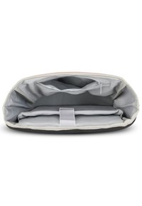 Custodia per laptop imbottita grigia con interno chiaro, dotata di due scomparti e di una piccola tasca con zip per accessori.