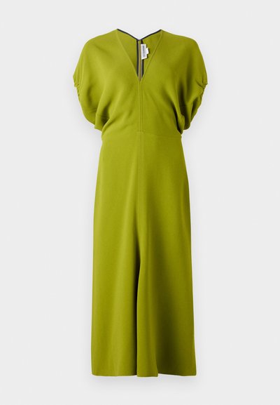 Žalias trumpomis rankovėmis kombinezonas su V formos dekolte ir užtrauktuku, pagamintas iš lygaus, lengvo audinio; turi laisvą siluetą ir plačias kelnes.