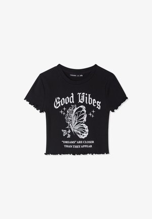 Czarny krótki t-shirt z prążkowanej tkaniny z białym napisem "Good Vibes" oraz misternym motywem motyla, wykończony falbankowanym dołem.