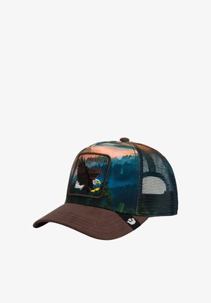 Gorra de béisbol con parte trasera de malla, visera marrón, estampado de paisaje forestal y parches con un águila volando sosteniendo un pez y el texto "FREEDOM".