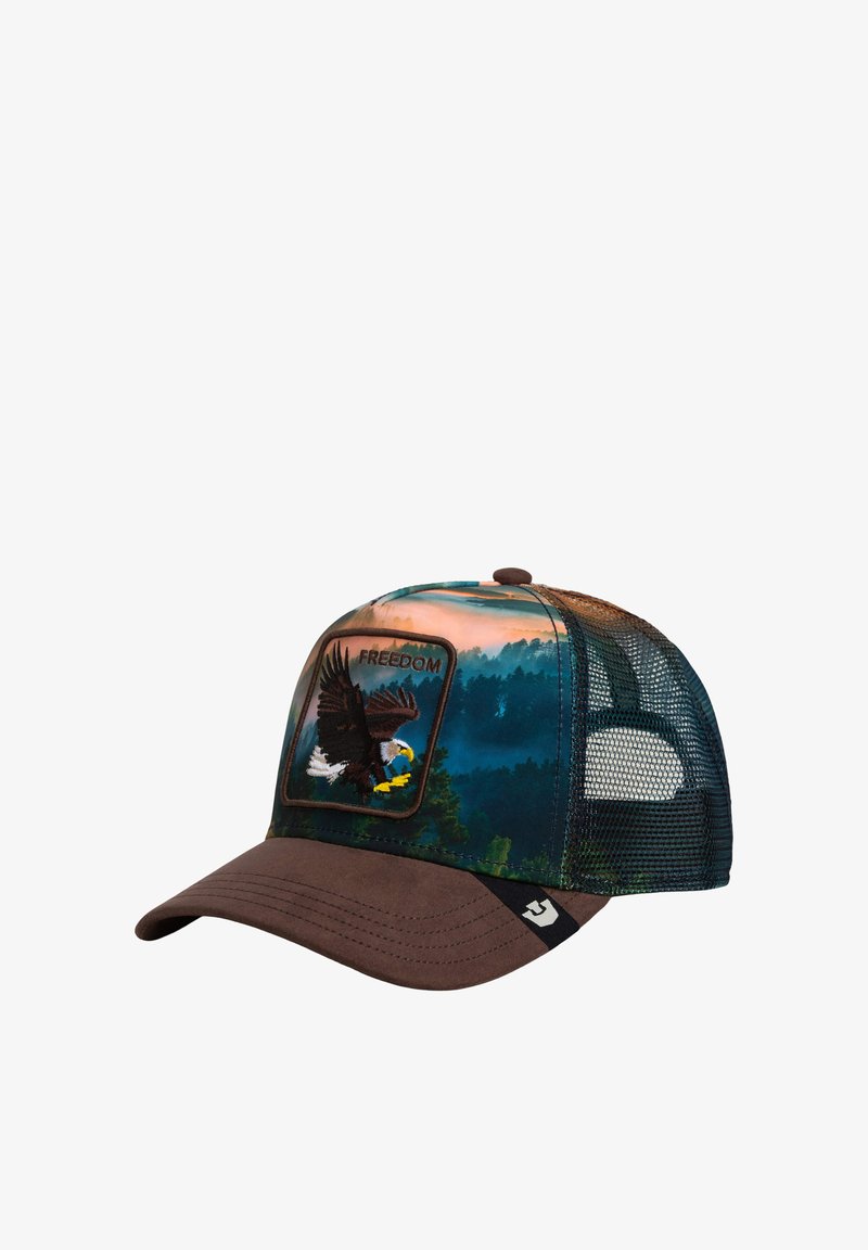Casquette de baseball avec filet à l'arrière, visière marron, motif paysage forestier et écusson représentant un aigle en plein vol tenant un poisson avec le texte "FREEDOM".