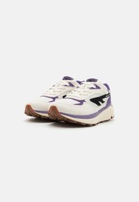 Weiße Mesh-Sneaker mit schwarzen und lila Akzenten, geschichtetem Design, gepolsterter Sohle und strukturiertem Außensohle für besseren Halt.