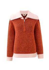Pull en couleur rouille avec un col et des poignets côtelés rose pâle, présentant une texture à rayures verticales et une fermeture à demi-zip à l'avant.