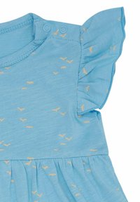 Abito azzurro chiaro con fantasie di uccelli dorati, dotato di maniche a cappuccio, chiusure a scatto sulla spalla e gonna arricciata. Materiale in cotone morbido.