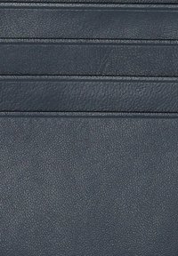 Granatowy skórzany portfel z fakturowaną powierzchnią, z wieloma kieszeniami na karty i szwami zapewniającymi strukturę, prezentujący minimalistyczny design.