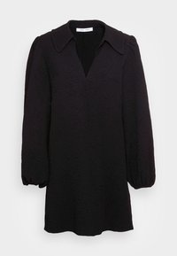 Svart långärmad klänning med puffärmar, djup V-ringning, bred krage och strukturerad tyg.