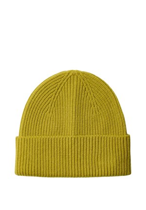 Gorro de punto acanalado en amarillo mostaza con puño doblado diseñado para ofrecer calor y confort.