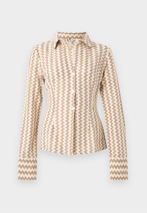 Chemise cintrée à manches longues, boutonnée, avec motif zigzag beige et marron clair et col pointu.