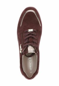 Burgundijas zamša sporta apavi ar metāliskām detaļām, apaļa purngala forma, auklu aizdare priekšā un sānu rāvējslēdzis. Gluda iekšējā oderes un plakanā zole.