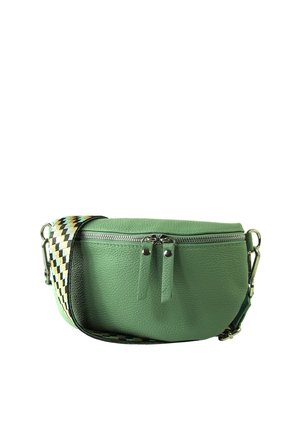 Groene leren crossbodytas met een getextureerde afwerking, ritssluiting, twee ritsen aan de voorkant en een verstelbare, zwart-wit patroonriem.