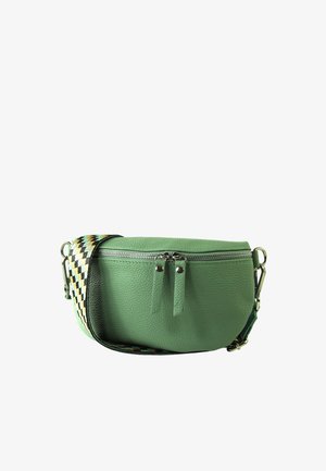 Groene leren crossbodytas met een getextureerde afwerking, ritssluiting, twee ritsen aan de voorkant en een verstelbare, zwart-wit patroonriem.