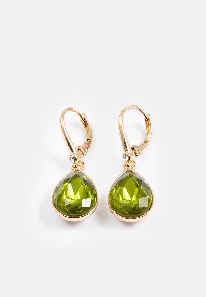 Gullfargede hengende øredobber med pæreformede grønne edelstener med fasetterte overflater og en liten klar aktsentstein.