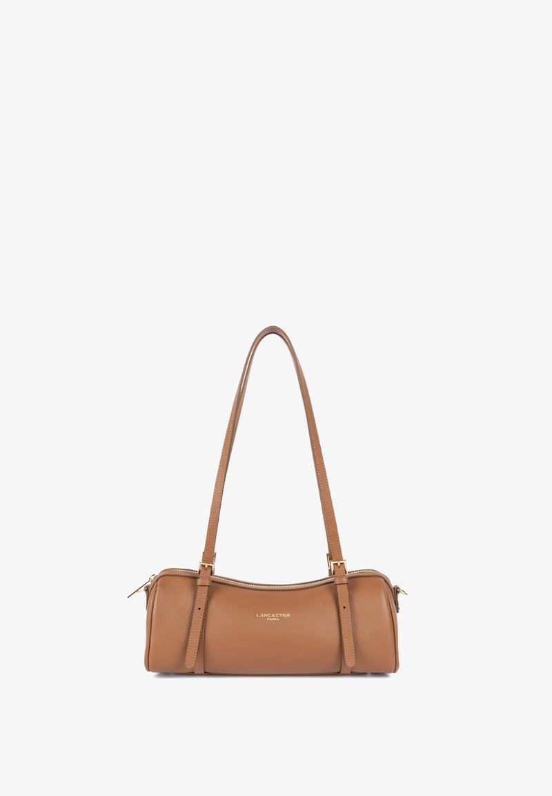 Petit sac à main en cuir marron avec deux longues bretelles et le logo doré "Lancaster Paris" au centre, présenté sur fond blanc.