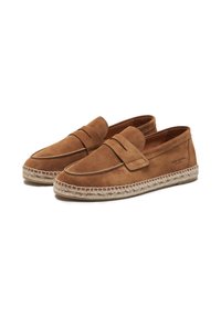 Mocasines de ante marrón con suela de yute trenzada, que presentan un diseño clásico de mocasín y un detalle de cuero doblado en la parte frontal.