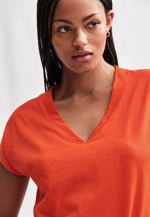 Next REGULAR FIT V-NECK - Robe en jersey - red