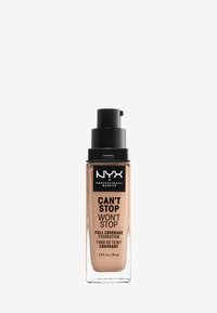 Fond de teint NYX Can't Stop Won't Stop dans un flacon en verre transparent avec un bouchon pompe noir ; étiqueté comme offrant une couverture totale, 30 mL. Texture beige lisse.