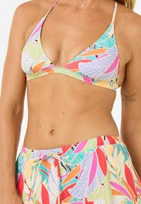 Zestaw bikini z trójkątnym stanikiem i szortami ze sznurkiem w kolorowy wzór liści. Materiał ma gładką teksturę, w intensywnych odcieniach różu, zieleni i pomarańczu.