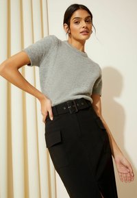 Friends Like These UTILITY SUPER STRETCH TAILORED MIDI REGULAR FIT - Bleistiftrock - black