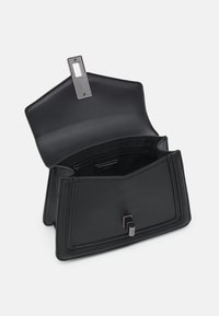 Borsa a mano in pelle nera con design strutturato, caratterizzata da un esterno testurizzato, chiusura magnetica e un compartimento interno.