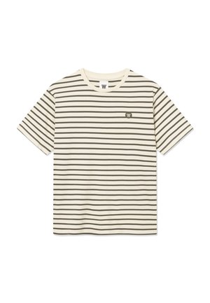 T-shirt en coton rayé avec des rayures horizontales beige et vert olive, col rond et petit logo sur la poitrine à gauche.