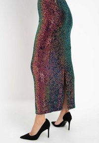 Midikleid mit Paillettenverzierung und figurnahem Schnitt. Verfügt über ein farbenfrohes Verlaufsdesign, einen seitlichen Schlitz und schwarze spitze Absätze.