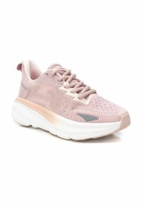 Baskets de course en maille rose avec un motif texturé, accents beiges, une semelle de soutien et un logo argenté sur le côté. Semelle en caoutchouc pour une meilleure adhérence.
