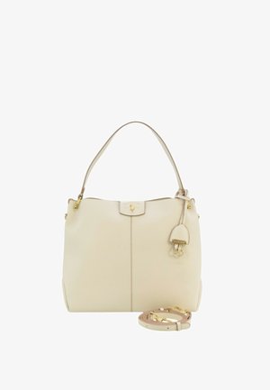 Borsa in pelle beige con tracolla singola, hardware dorato, tracolla coordinata staccabile arrotolata alla base e piccola targhetta in pelle appesa con portachiavi a forma di chiave.
